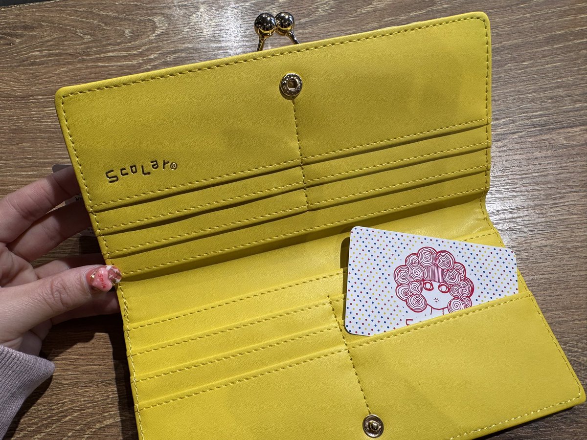 雑貨】 黒猫xスカラーちゃん 花柄長財布 ¥5,720(本体価格 ¥5,200)