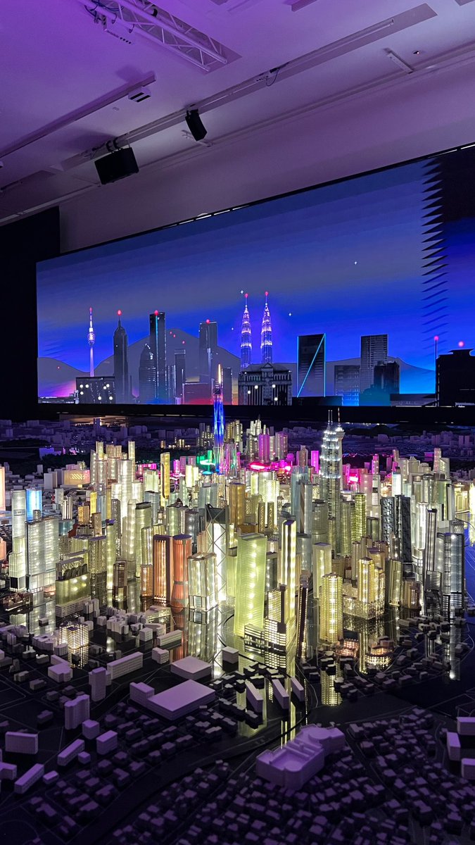 kongsiviralje's tweet image. wajib dikunjungi apabila berada di ibu negara.

Bangunan ini terus dipelihara menerusi Projek Pemuliharaan dan Pemeliharaan Bangunan Sultan Abdul Samad di bawah inisiatif Warisan Kuala Lumpur (Warisan KL) bagi mengekalkan keaslian seni bina serta nilai sejarahnya, di samping..