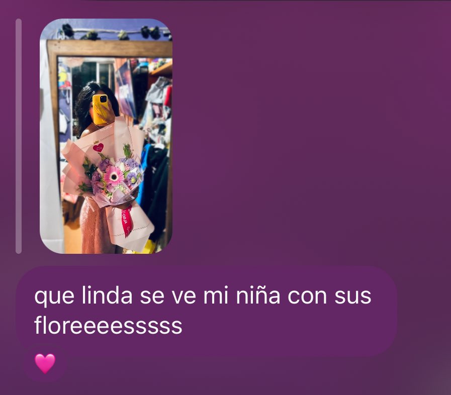 shiarxx's tweet photo. siempre me arma mis ramos de flores y me encanta el detalle de q siempre el papel sea morado (mi color favorito) https://t.co/dmCLCnjO4J