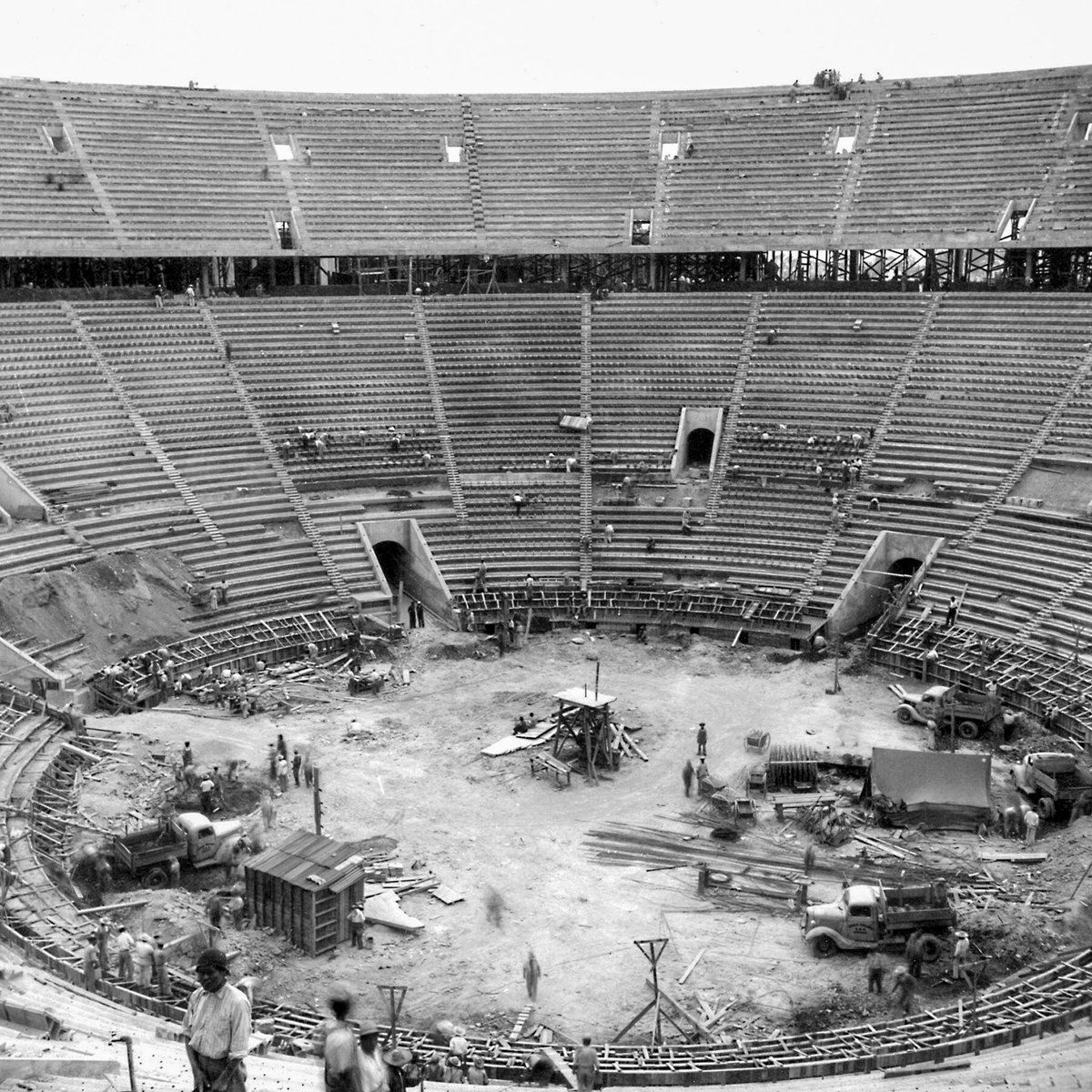 TorosenMexico's tweet photo. Monumental Plaza de Toros México. 
“La Plaza México”
Nació del sueño de Neguib Simón Jalife: el proyecto monumental de la Ciudad de los Deportes que, en pleno “milagro mexicano”, buscó construir en la Ciudad de México la plaza de toros más grande, cómoda y moderna del mundo, símbolo de una época de crecimiento y ambición.