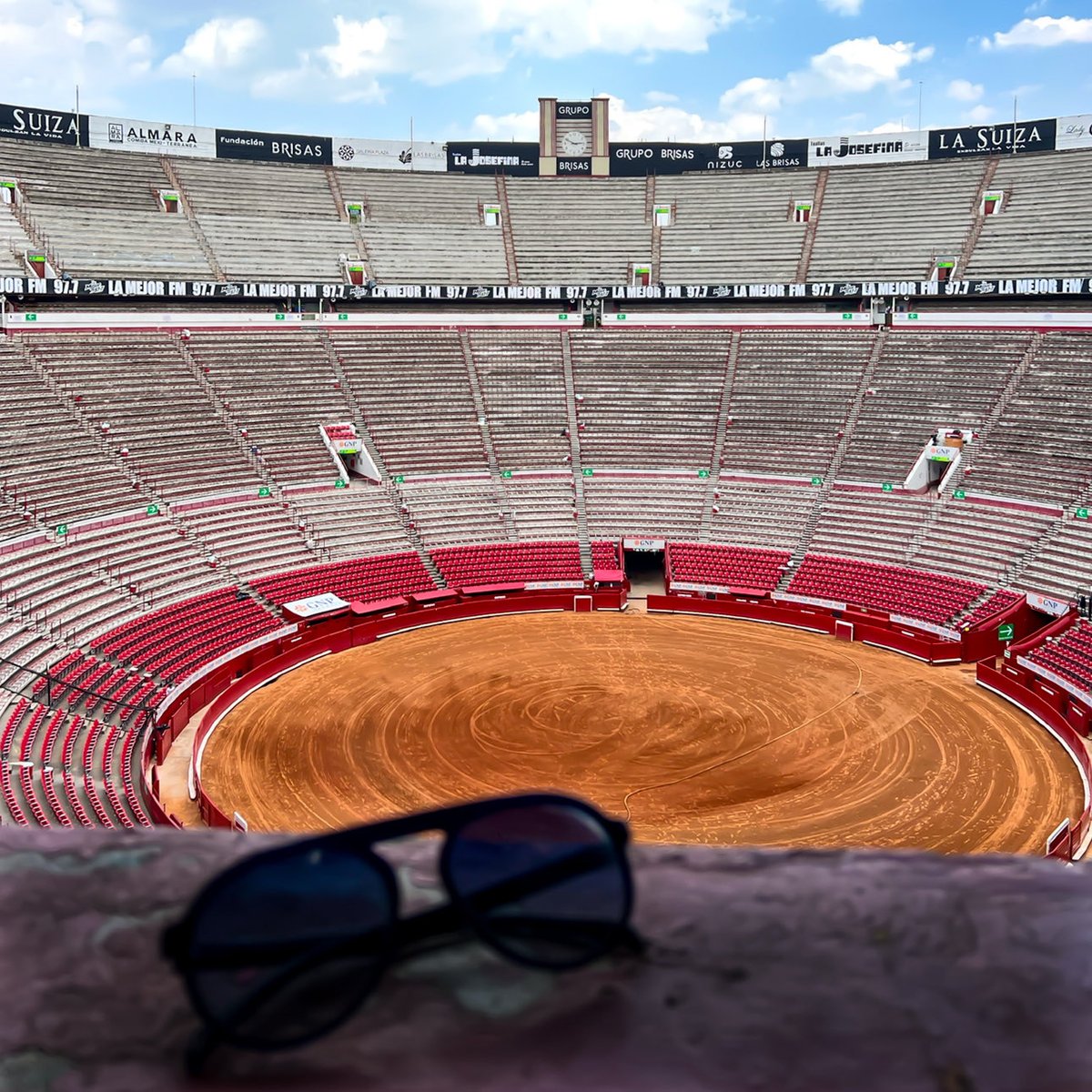 TorosenMexico's tweet photo. Monumental Plaza de Toros México. 
“La Plaza México”
Nació del sueño de Neguib Simón Jalife: el proyecto monumental de la Ciudad de los Deportes que, en pleno “milagro mexicano”, buscó construir en la Ciudad de México la plaza de toros más grande, cómoda y moderna del mundo, símbolo de una época de crecimiento y ambición.