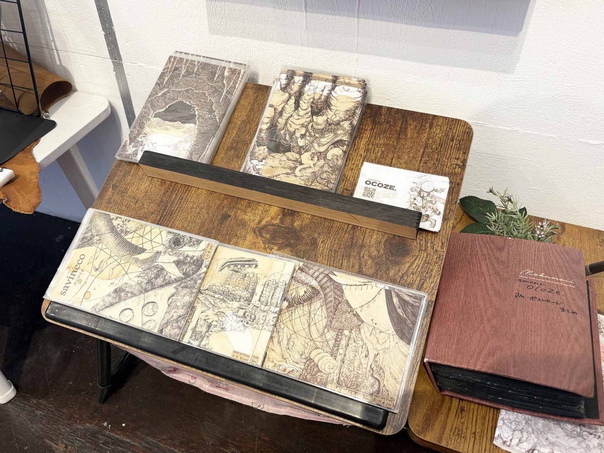 DFGHarajuku's tweet photo. 【EAST アートピース】

『旅展』

ペン画作家、ocoze.さんの作品。
@svnc05z 

一目見ると鳥肌が立つほど、圧倒的な細密画に魅了されます。
描かれた用紙は、一度丸められたものをまた伸ばしたのか、用紙のしわと微かな立体感があり、細密画で描かれた世界の奥行きを演出しているよう。

神秘的で、今までに見たことのない世界に惹き込まれてゆきます。
ポストカードの販売もございますので、お手に取ってみてくださいね。

旅展は2月14日まで。

staff Hiyori
