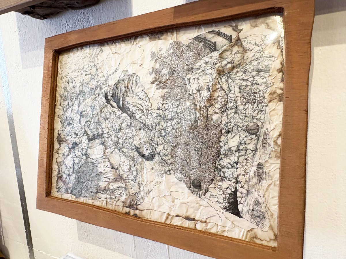 DFGHarajuku's tweet photo. 【EAST アートピース】

『旅展』

ペン画作家、ocoze.さんの作品。
@svnc05z 

一目見ると鳥肌が立つほど、圧倒的な細密画に魅了されます。
描かれた用紙は、一度丸められたものをまた伸ばしたのか、用紙のしわと微かな立体感があり、細密画で描かれた世界の奥行きを演出しているよう。

神秘的で、今までに見たことのない世界に惹き込まれてゆきます。
ポストカードの販売もございますので、お手に取ってみてくださいね。

旅展は2月14日まで。

staff Hiyori
