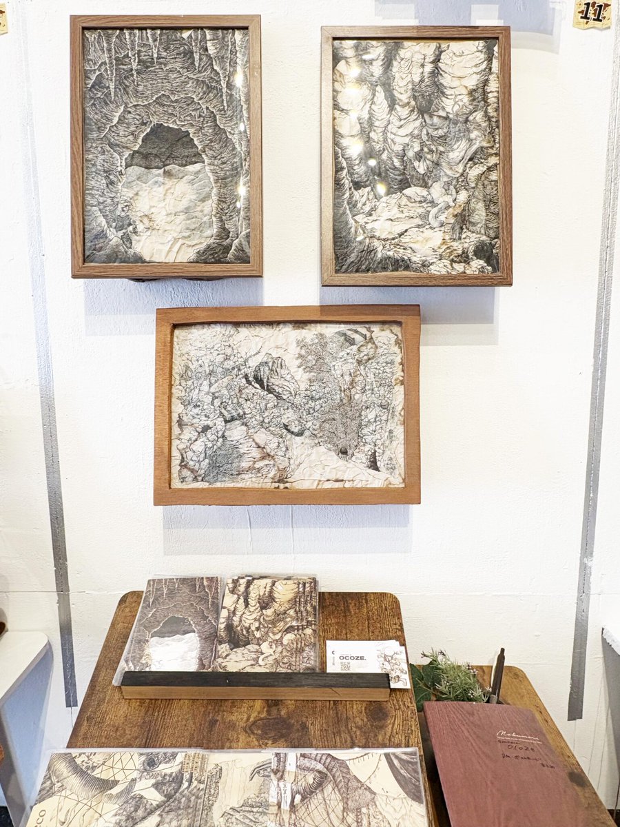 DFGHarajuku's tweet photo. 【EAST アートピース】

『旅展』

ペン画作家、ocoze.さんの作品。
@svnc05z 

一目見ると鳥肌が立つほど、圧倒的な細密画に魅了されます。
描かれた用紙は、一度丸められたものをまた伸ばしたのか、用紙のしわと微かな立体感があり、細密画で描かれた世界の奥行きを演出しているよう。

神秘的で、今までに見たことのない世界に惹き込まれてゆきます。
ポストカードの販売もございますので、お手に取ってみてくださいね。

旅展は2月14日まで。

staff Hiyori