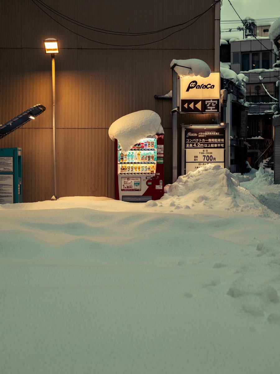 cram_box's tweet image. 目を細めてホットが売り切れてないか確認する距離