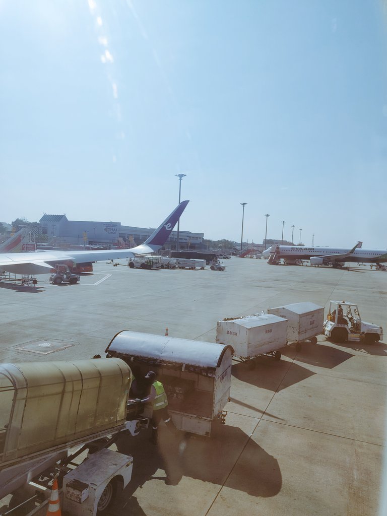空港へ向かうタクシーで、お宿にパスポートを忘れた事が発覚😨！！
慌てて取りに戻って無事に出国✈️
心臓止まるかと思った😨
行きも帰りもお騒がせなわたしだ。
ずっと全部ギリギリ笑