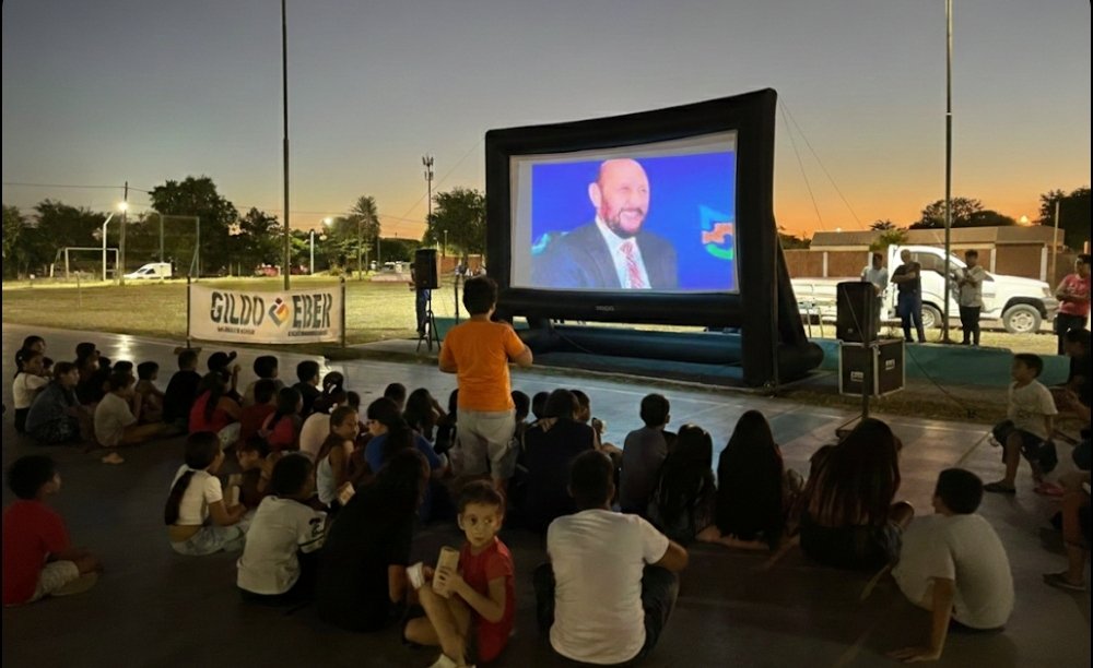 therealbuni's tweet image. En formosa, gildo insfran organizo una tarde de películas para chicos
Pero cuando fueron, solo pasaron discursos de el KJJJ

Ni el dogor de Corea del norte