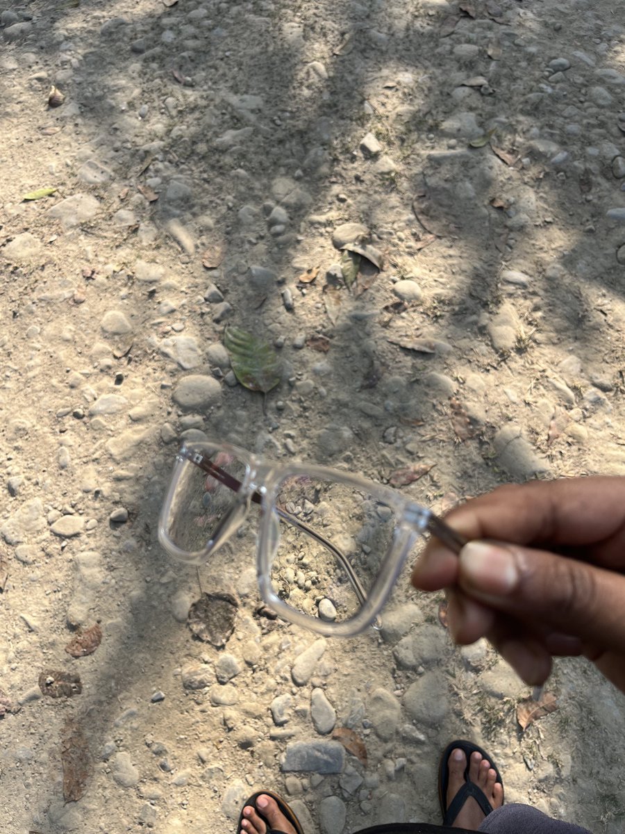 JpJoy9's tweet photo. Hello @Lenskart_com kya bawasir banaye ho 
3000 ke frame me premium glasses phir bhi fitting ka issue ??? 1 din hi hua hai
Sound aa rha hai crack ka https://t.co/gc7EdQQZiO