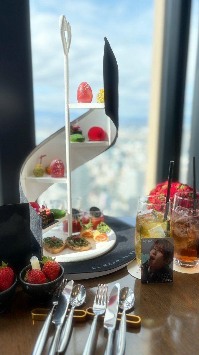 en8jl's tweet photo. 🍓🤍✨

だいすきなお友達といちごアフヌン🫖
てったくんも一緒に♡ https://t.co/jfwMLtipwL