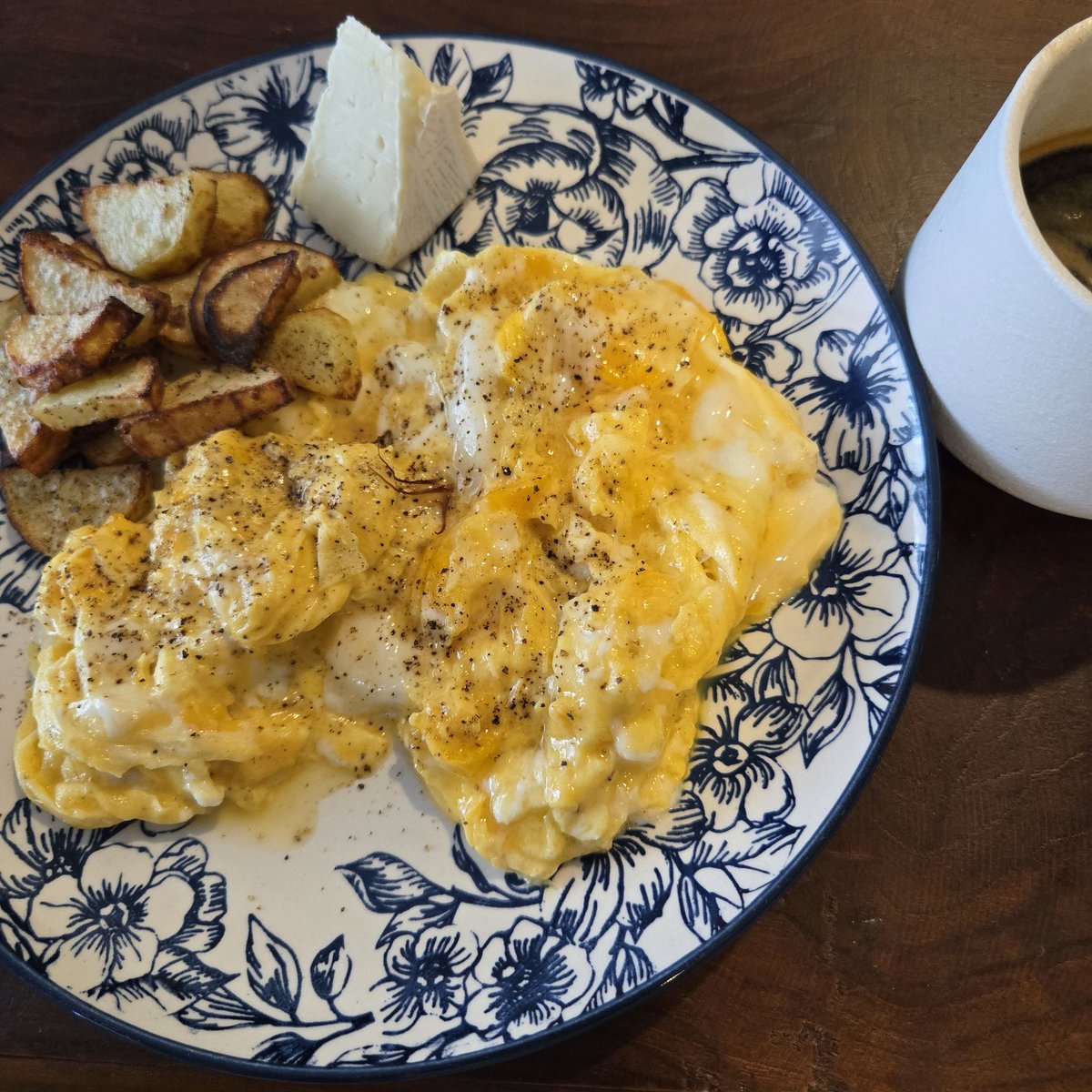 raynlim's tweet photo. Whenever I travel, I do look forward for my Big Breakfast.

I loved them so much that I starter to ask how scrambled eggs are done. Today trying my variation, added a hint of cinnamon into the mix, it's pretty good.

#bigbreakfast #brunch https://t.co/GZ1ojSP4E9