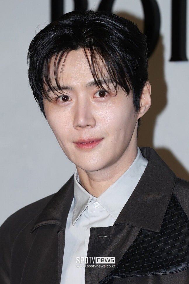 infodrakor_id's tweet photo. Agensi Fantagio merilis pernyataan resmi terkait penutupan perusahaan #KimSeonHo 

Agensi Fantagio, menjelaskan bahwa Kim Seon-ho mendirikan perusahaan tersebut pada Januari 2024 untuk keperluan aktivitas akting dan produksi teater. Uang hasil kegiatannya sampai sebelum ia menandatangani kontrak baru dengan Fantagio pada Februari 2025 dibayarkan lewat perusahaan itu. 

Setelah resmi bergabung dengan Fantagio, pembayaran dilakukan langsung ke Kim Seon-ho sebagai individu, dan perusahaan tersebut sudah tidak dipakai lagi selama lebih dari satu tahun serta kini sedang dalam proses penutupan resmi.

Fantagio juga menjelaskan bahwa Kim Seon-ho menyadari perusahaan itu bisa menimbulkan salah paham, sehingga ia menghentikan operasionalnya. Ia mengembalikan mobil perusahaan, menghentikan penggunaan kartu perusahaan, serta menghentikan pembayaran gaji kepada anggota keluarganya yang sebelumnya tercatat di perusahaan. Uang yang dulu diterima lewat perusahaan sudah dikenai pajak perusahaan, dan sekarang Kim Seon-ho juga telah membayar tambahan pajak penghasilan pribadi secara penuh.

Masalah ini menjadi besar karena muncul dugaan bahwa perusahaan itu digunakan untuk mengurangi beban pajak, sebab pajak pribadi jauh lebih tinggi dibanding pajak perusahaan. Selain itu, terungkap bahwa orang tuanya terdaftar sebagai pengurus perusahaan dan ada kecurigaan bahwa kartu serta mobil perusahaan dipakai untuk keperluan pribadi. Akibat kontroversi ini, beberapa merek mulai menjauh dan menghapus keterlibatan Kim Seon-ho dari media sosial mereka.

Melalui Fantagio, Kim Seon-ho menyampaikan permintaan maaf dan mengakui bahwa ia mendirikan dan menjalankan perusahaan tersebut tanpa memahami aturan hukum dengan baik. Ia menyatakan menyesal dan berjanji memperbaiki kesalahan. Fantagio juga ikut meminta maaf karena telah menimbulkan kekhawatiran publik dan mengatakan akan lebih ketat mengelola aktivitas para artisnya ke depan. 

https://t.co/trwHidXb94