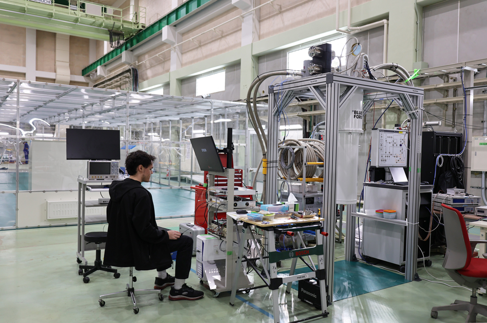 QUP_PR_EN's tweet photo. The Cold Giant's Entrance❗️
The infrastructure of the new #QUP laboratory is in progress. Two dilution refrigerators have been moved to the lab, and clean rooms have been built for developing detectors. https://t.co/1N7U3kb06d