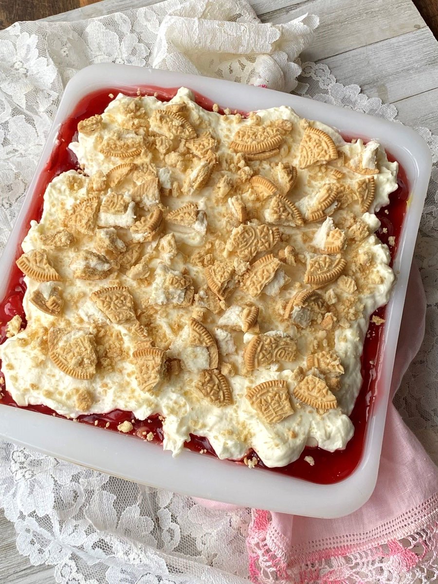 SouthLadyCooks's tweet image. Recipe➡️ frontporchlifemagazine.com/cherry-vanilla…
This cherry vanilla dessert is made with golden Oreos and is so simple to make.  A sweet treat everyone will love and perfect for Valentine’s Day.  #ValentinesDay2026 #sweettreats