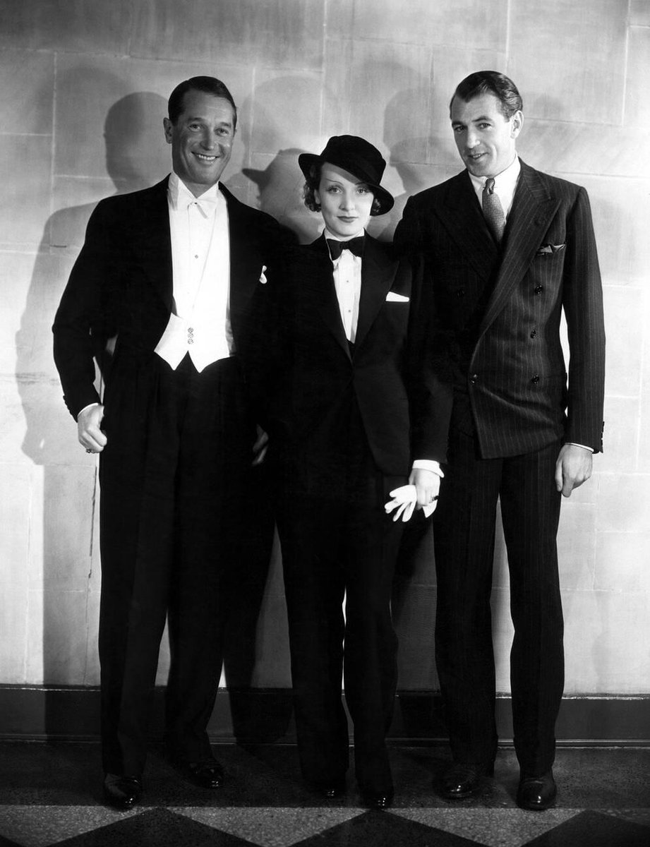 filmes_e_filmes's tweet photo. Maurice Chevalier, Marlene Dietrich e Gary Cooper fotografados na premiere de "The Sign of the Cross", drama histórico de 1932 dirigido por Cecil B. DeMille.🔥🎬

#mauricechevalier #marlenedietrich #garycooper #cecilbdemille #thesignofthecross https://t.co/KQgM3FNTD4