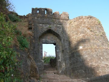 aparanjape's tweet photo. Today marks the 356th anniversary of 'Battle of Sinhagad'- the near impossible mission led by Tanaji Malusare on Feb 4, 1670, to capture the fort of Sinhagad near Pune from the Mughals.

The mission was a success, but Tanaji had to make the ultimate sacrifice - today is his 356th Punyatithi.