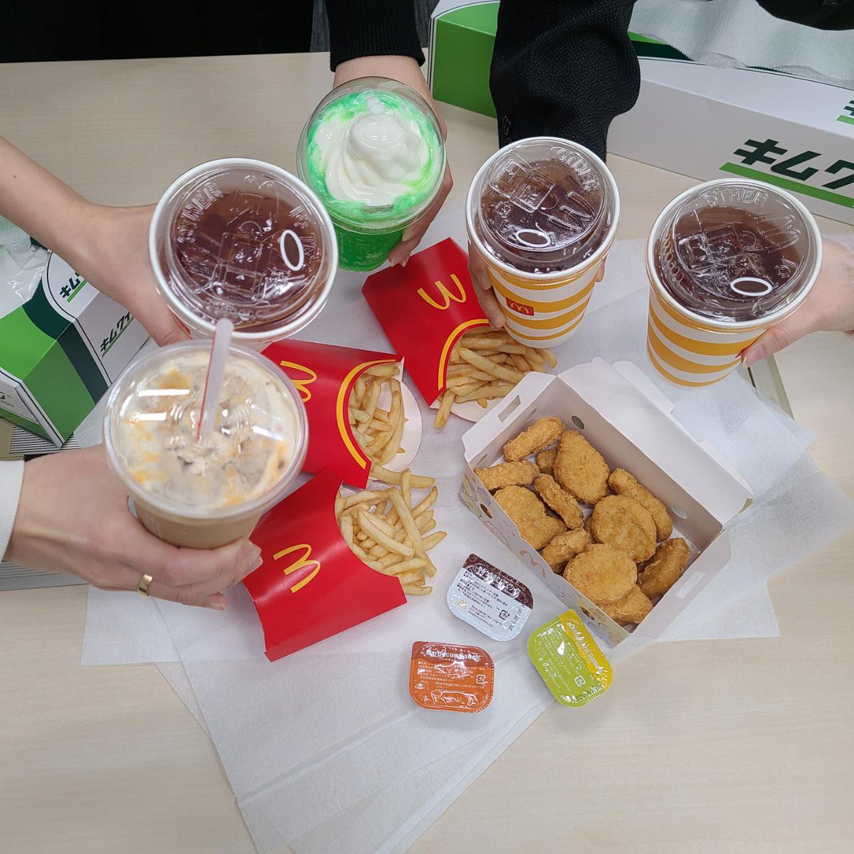 kimwipes_crecia's tweet photo. マクドナルドさんのCM出演記念でお祝いしてもらいました。 https://t.co/d4yKf1yosT