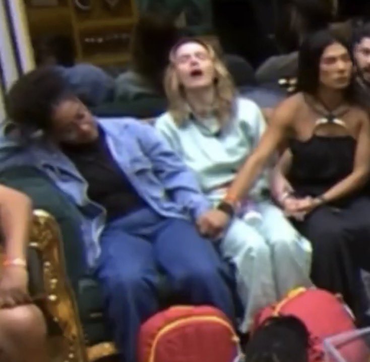 oir4ch's tweet image. o primeiro paredão a ana soltou o gemidão de velha e hoje ela travou a coluna precisamos lutar pelo direito das senhoras de pular e gritar na volta de paredão