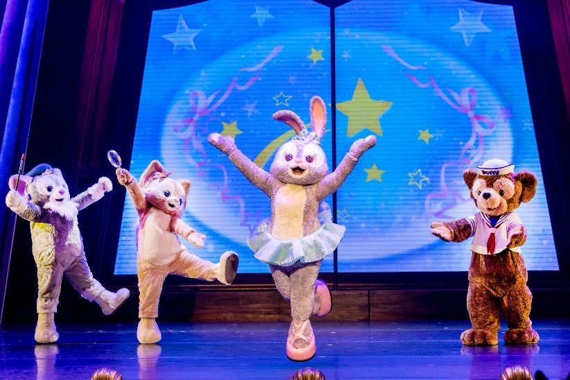 anotherthird_'s tweet image. Hongkong Disneyland Duffy &amp;amp; Friends Play Days ของปีนี้มาแล้วเริ่ม 20 มี.ค.-7 มิ.ย. 2026 แต่โชว์ที่ไม่อยากให้พลาดคือ Stella Lou's Wonderful Wish Ballet ที่มีแค่ช่วงนี้เท่านั้น (30 เม.ย.-31 พ.ค.) เฟมัสสุดๆ แต่ละรอบเต็มเร็วมาก ถ้าให้แนะนำคือซื้อ PA แล้วชีวิตจะสบายต่างกันเยอะมากก🧸🎈