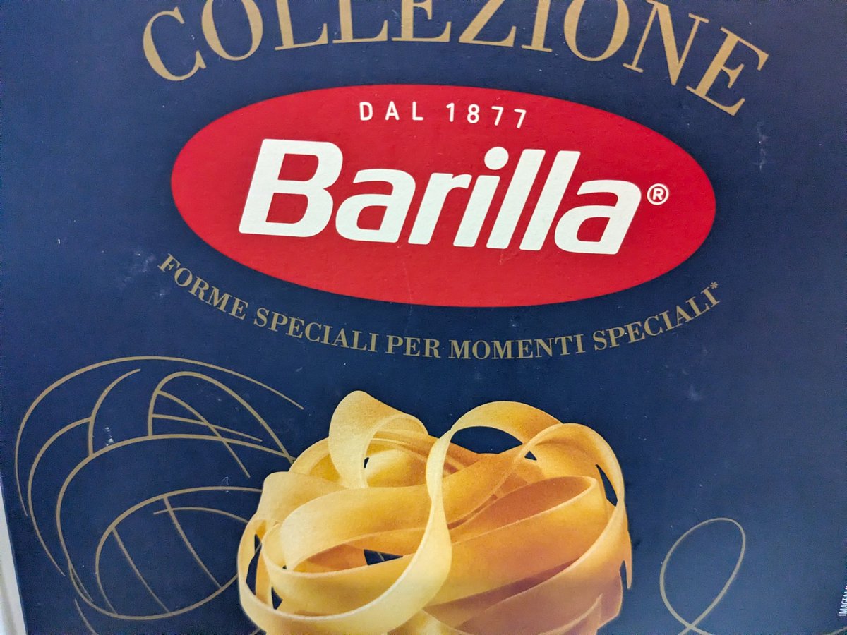 ひるごはん！
なぜか小中の子ども2人とも今日は給食ないってなったので投げ売りされてたおしゃれパスタ使ってみた！
そしたらいつも茹ですぎるのに少なくて自分の分が無かった！
#おうちごはん #パスタ #バリラ