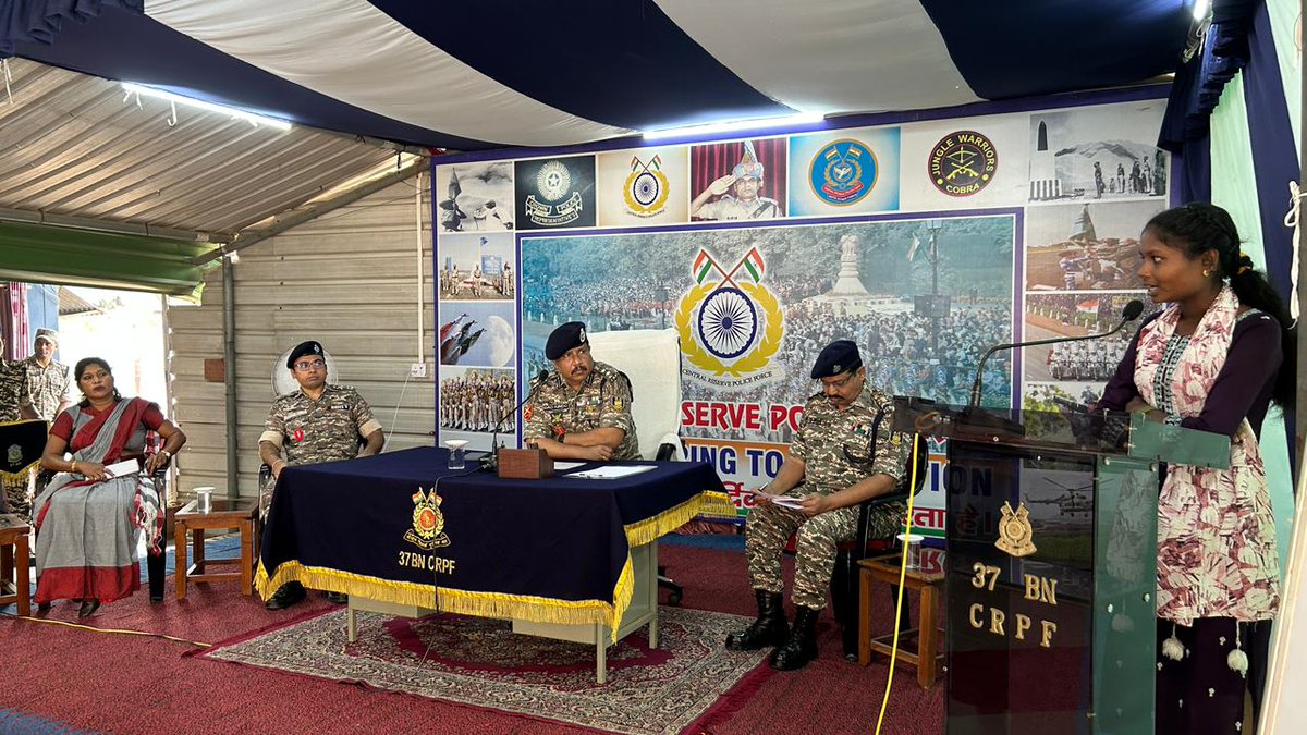 सिविक एक्शन कार्यक्रम 2025–26 के तहत 37 बटालियन सीआरपीएफ के कमांडेंट श्री दव इंजीरकन किंडो,  द्वारा आदिवासी छात्र एवं छात्राओं को कम्प्यूटर प्रशिक्षण के उपरान्त प्रमाणपत्र वितरित किया गया l#CRPF#CAP2025-26