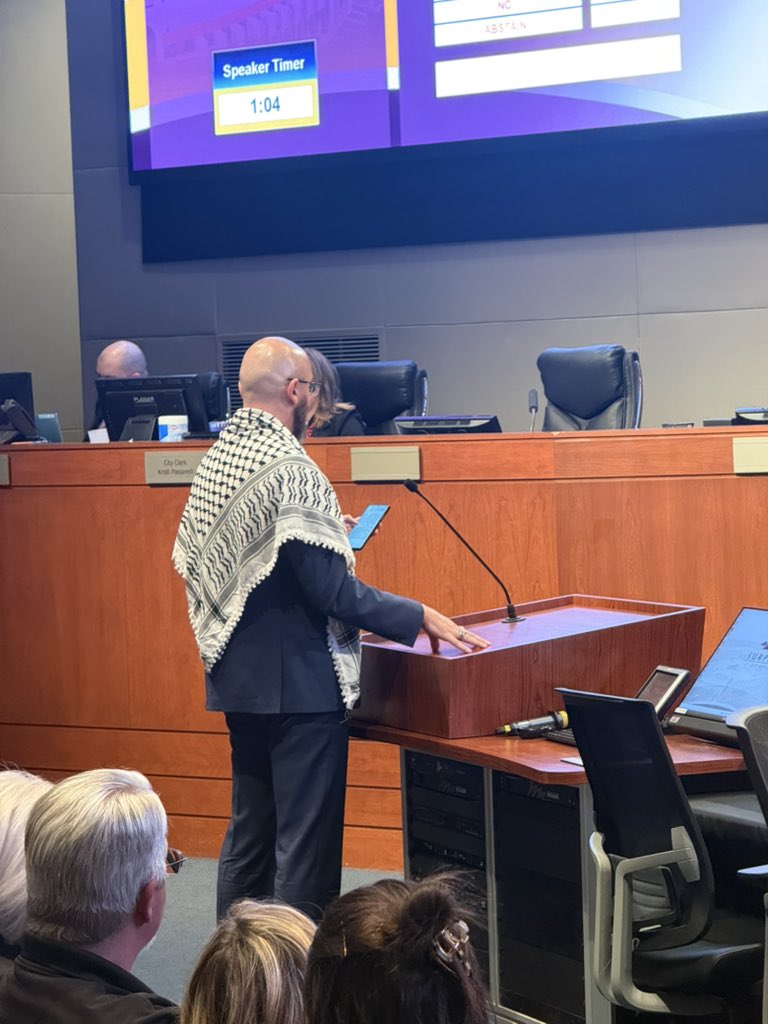 realnickkupper's tweet image. This guy just threatened to burn down a warehouse in Surpise &amp;amp; then said “F@ck Ice and f@ck Isreal!”

This dude needs to be looked into Mr. Ian Henderson @FBI