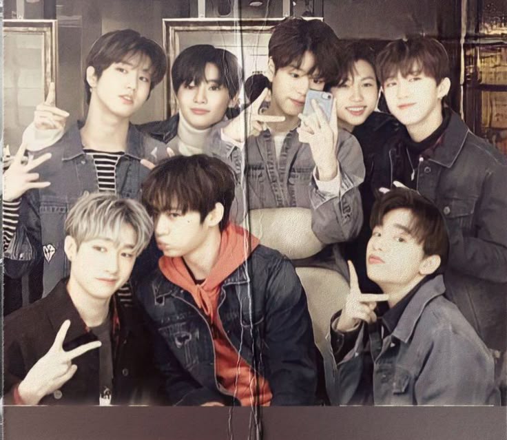 Skznraa's tweet photo. when life hurts, stray kids heals ❤️‍🩹 https://t.co/zHamp9w3gz