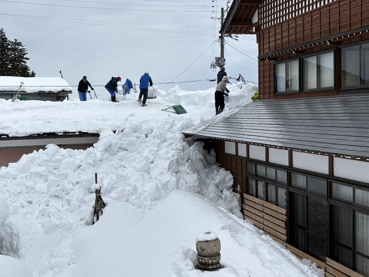 jp_aung's tweet photo. 雪掘りに来ていた８０代！のシルバーの人たちが、かなり昔から人手不足なのに、外国人を規制したら、もう地方な成り立たないぞと、作業しながら話していた。 https://t.co/1PeOAstFrB