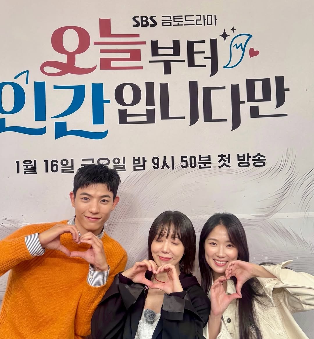 Hieyyoon's tweet photo. We snapped a photo and kept the good mood going. Happy to sit side by side and talk about 𝗡𝗼 𝗧𝗮𝗶𝗹 𝘁𝗼 𝗧𝗲𝗹𝗹 together with @Luomons. Thanks to YouTube Hajiyoung for the warm space, we had a really good time there! 🧡 https://t.co/zxXKdNYy4l