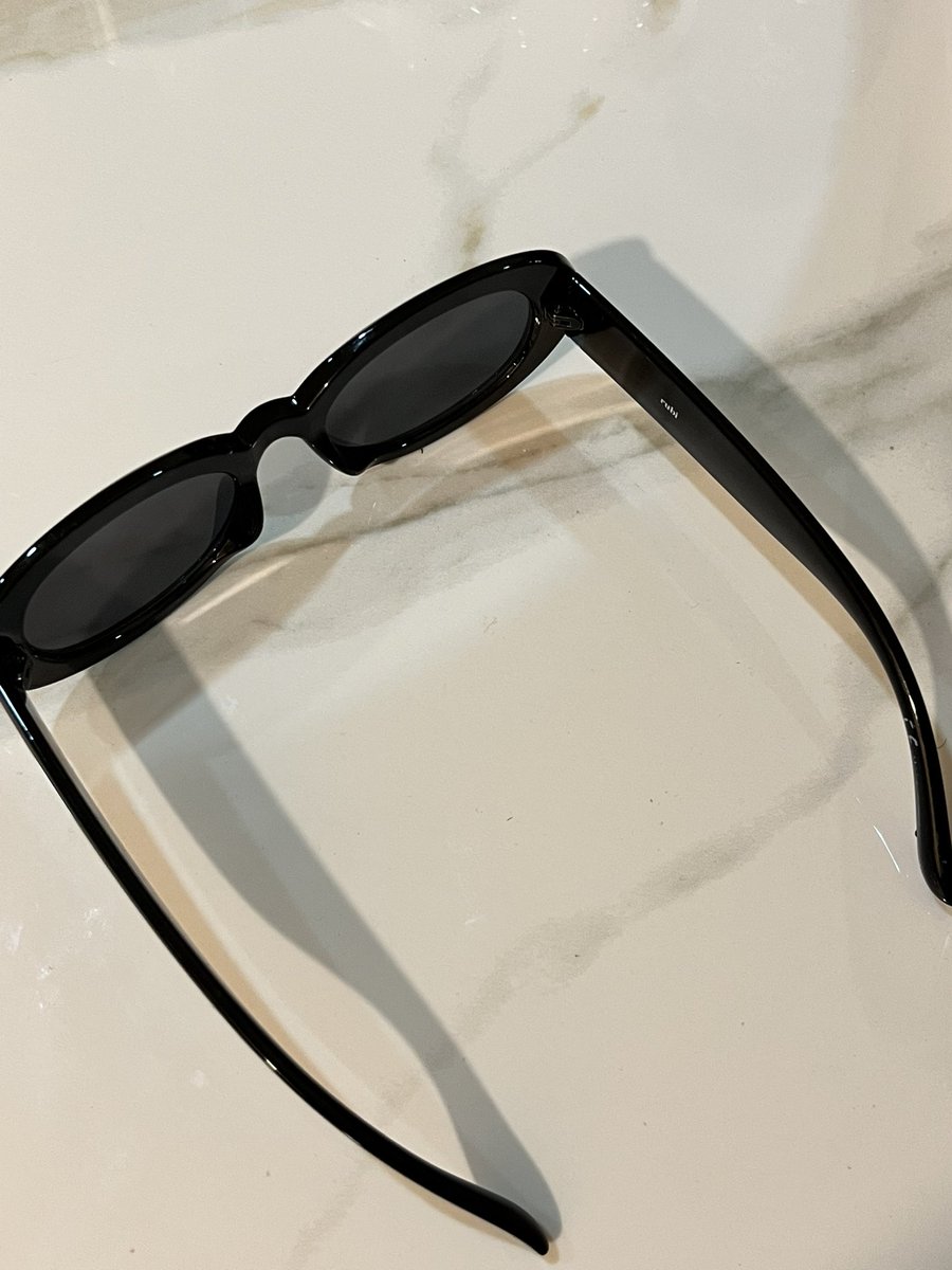 p14039's tweet photo. Wts kacamata/sunglasses pict 1,2,3 rubi price 90k https://t.co/xur36KksB3
