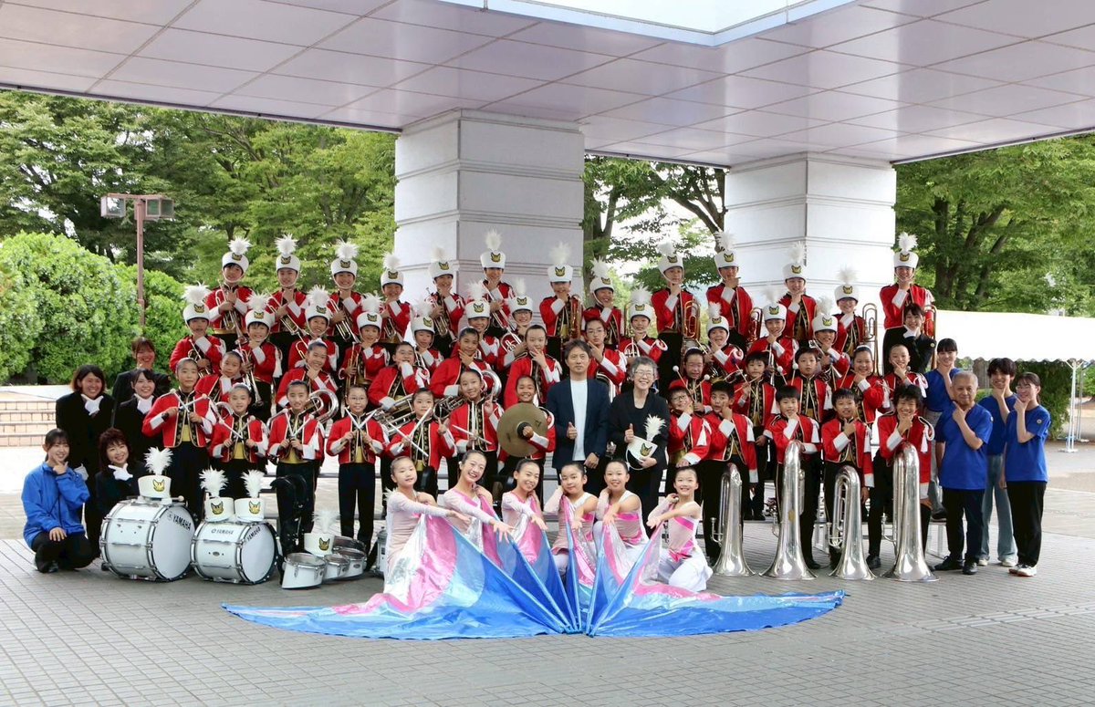 DER_GLANZ2018's tweet photo. グラコン昼の部🌞ゲスト紹介🎺
『滝⼭⼩学校ブラスバンド部』さん✨
↓
今年度は 54 名で活動しており
全⽇本⼩学⽣バンドフェスティバルでは 9 年連続全国⼤会へ出場しました！
今年度の活動は残り少なくなりましたが、笑顔と感謝を届けられるよう精⼀杯演奏
演技をしたいと思います！ https://t.co/jzMRigGjmf