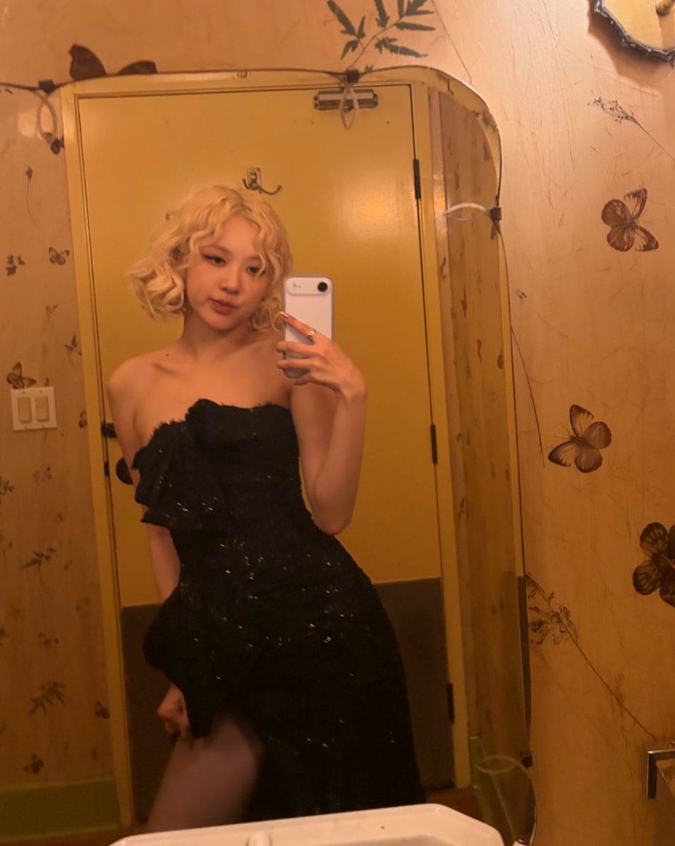 notxesy's tweet photo. Just a mirror, a little light, and a moment worth keeping. Nothing special, just feeling like myself today. 🖤✨

https://t.co/SKVe1IQ9F9