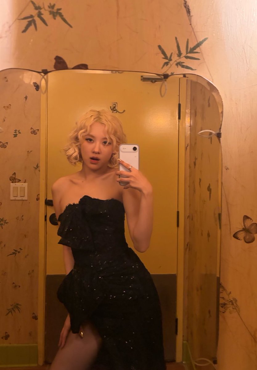 notxesy's tweet photo. Just a mirror, a little light, and a moment worth keeping. Nothing special, just feeling like myself today. 🖤✨

https://t.co/SKVe1IQ9F9