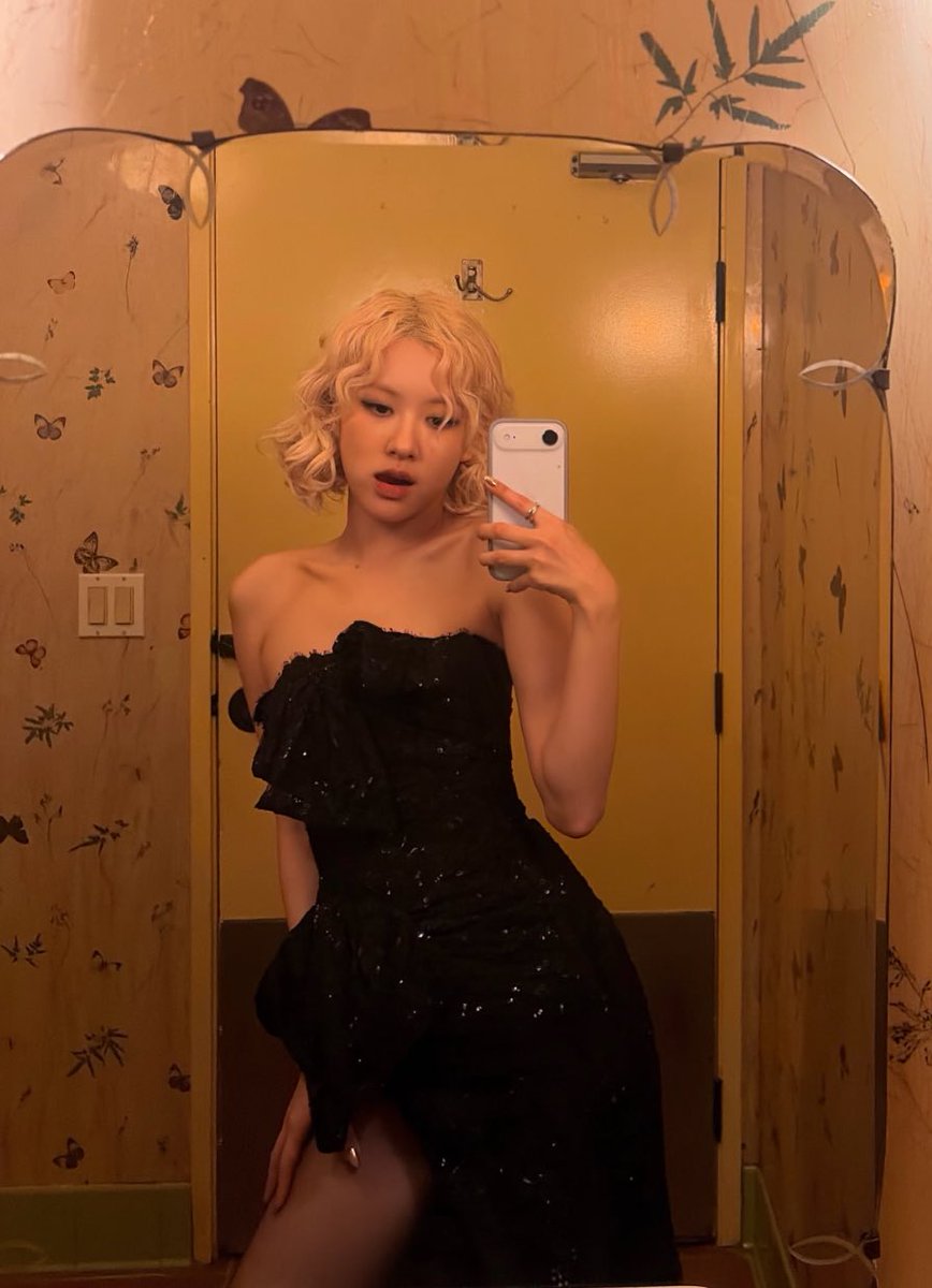 notxesy's tweet photo. Just a mirror, a little light, and a moment worth keeping. Nothing special, just feeling like myself today. 🖤✨

https://t.co/SKVe1IQ9F9