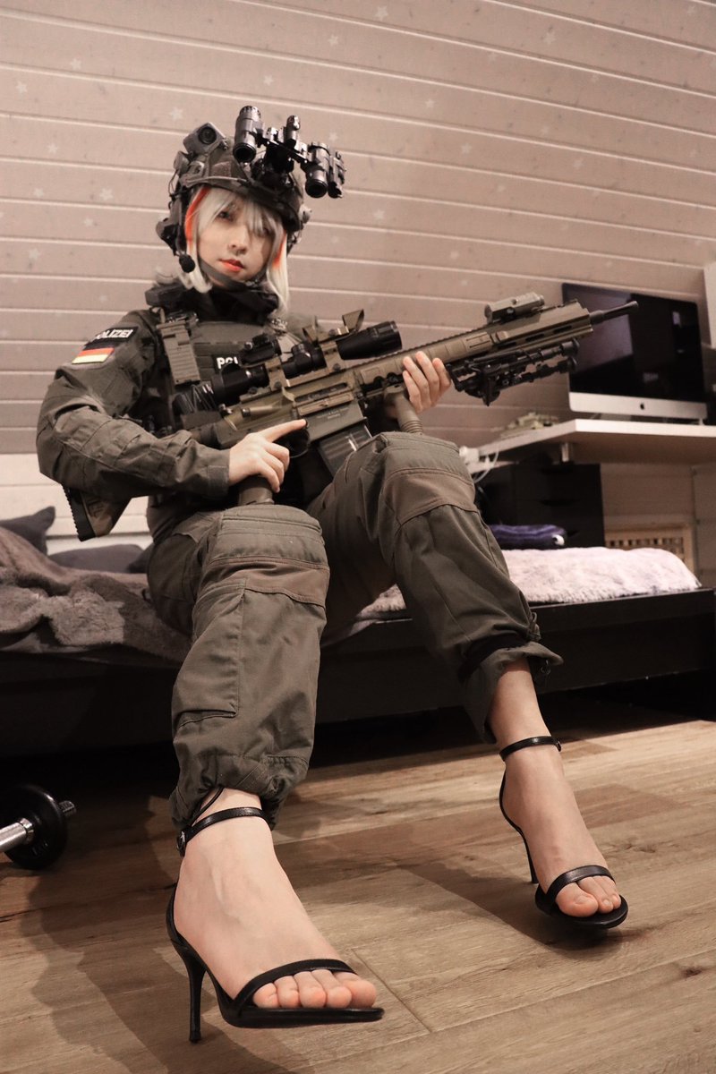 pitix24's tweet photo. @VTuberFeetFan Literally right bellow https://t.co/e266ejZ4Sn