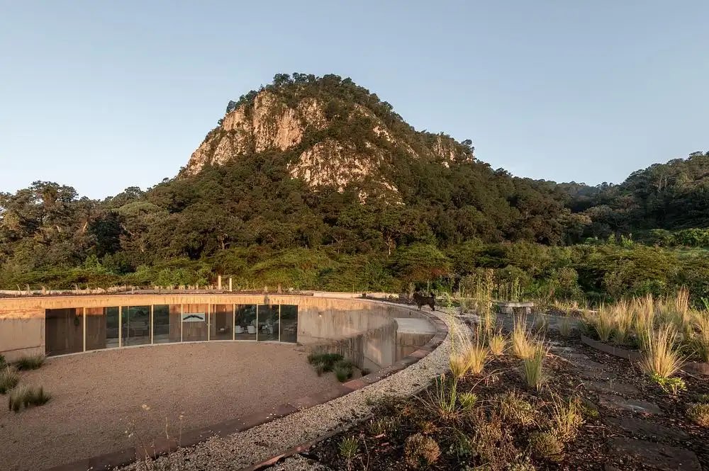 mex_realestate's tweet photo. House 720 Degrees in Valle de Bravo, Mexico is a geometric and optical device, doubling the 360-degree track of normal vision.
#mexicorealestate
#valledebravo
https://t.co/1b0fKYnTtZ https://t.co/PsFmSb3lhM