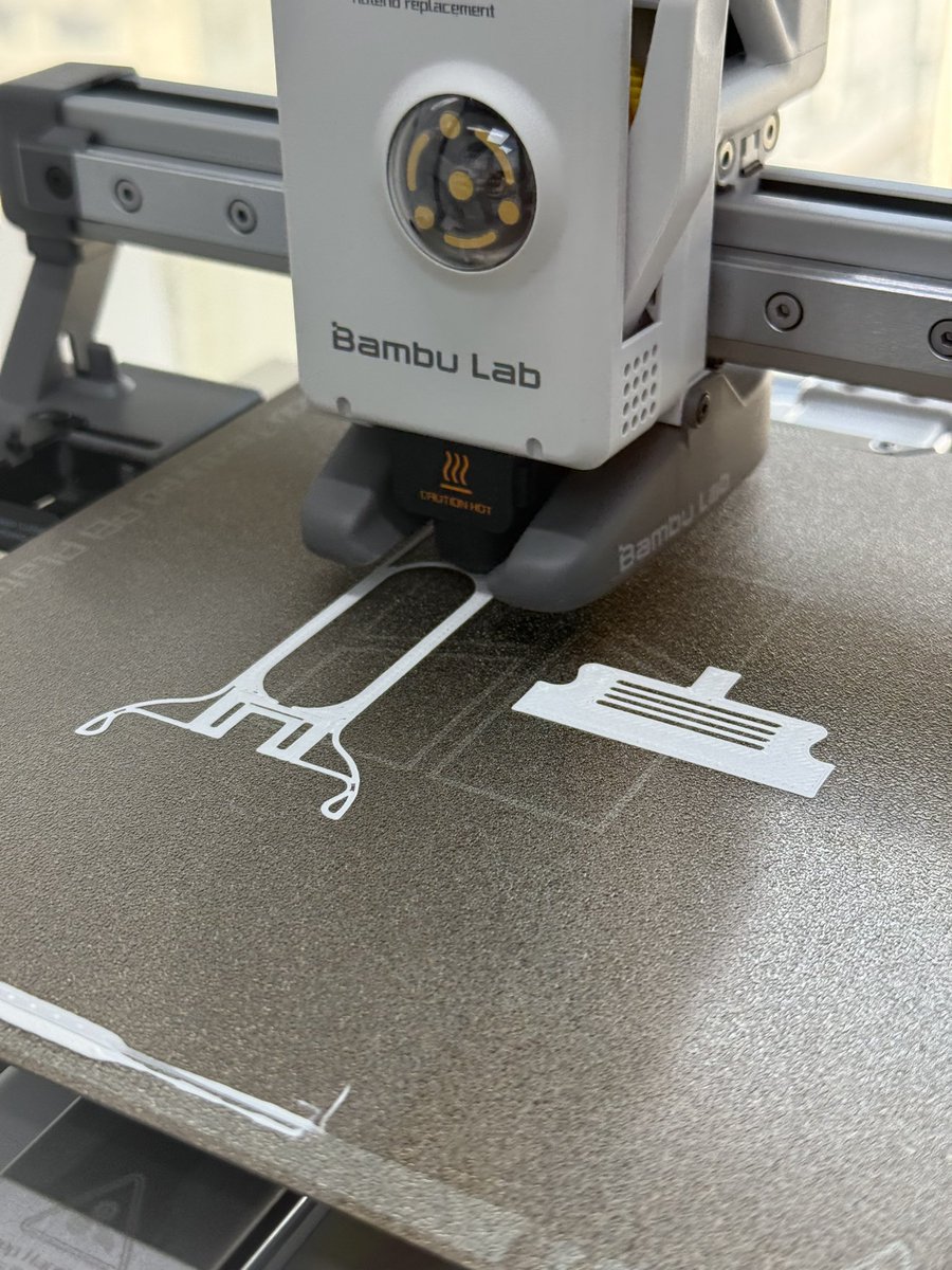 CyberVoid77's tweet photo. 把3d打印需要的工具打印出来…，有点神奇，工具都不用买了，连铲刀都直接打印出来。之前这种铲刀我都是在拼多多买的。 https://t.co/Lr8z6RyBez