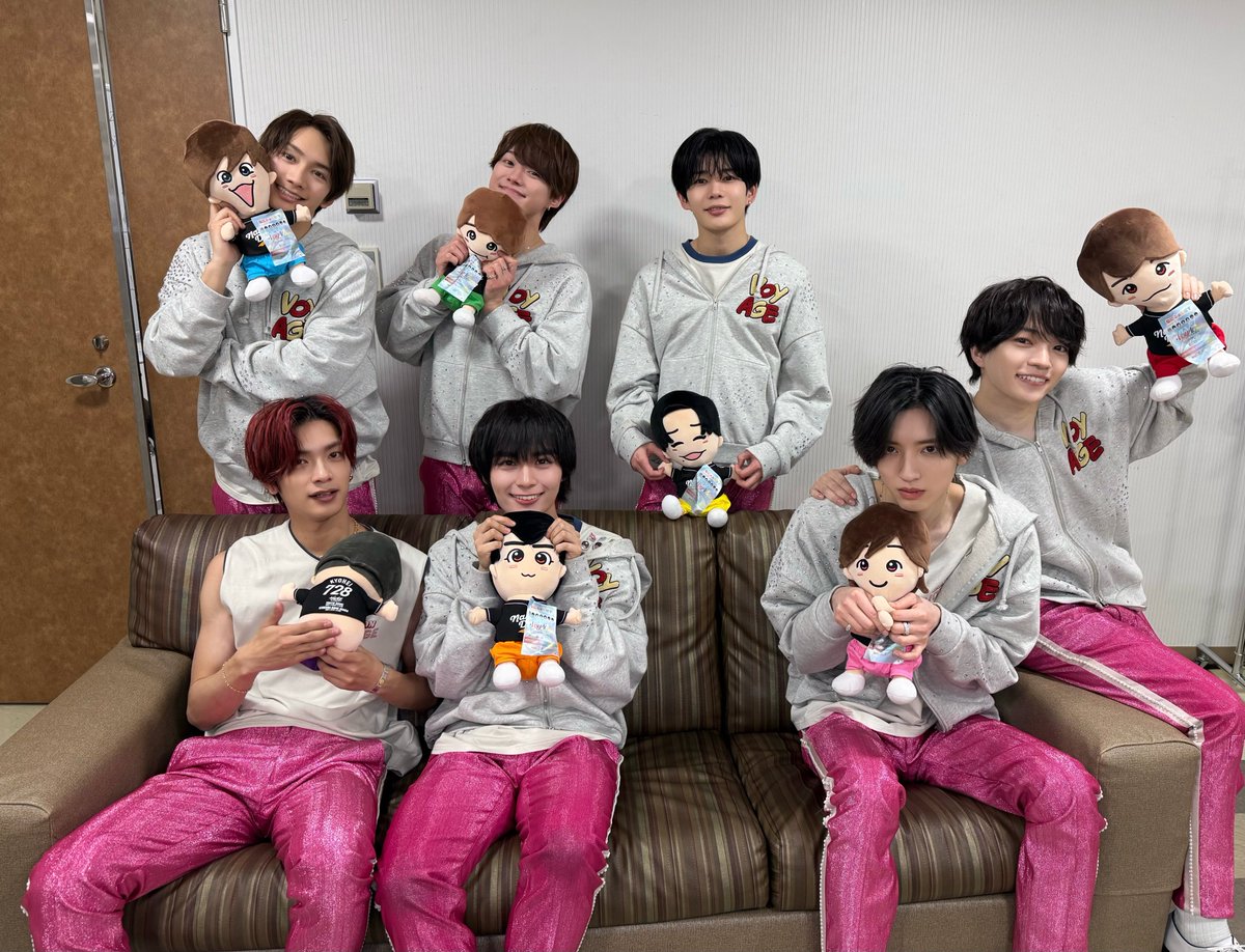 fanNaniwaDanshi's tweet photo. 📣京セラドーム大阪 6日目

なにわ男子 1st DOME LIVE
『VoyAGE』2026ツアーファイナル🔥

【10:30〜】
STADIUM B-SITE（南口付近）
CD予約・販売実施💿
本日の会場限定特典は【虹色🌈】

この瞬間を、
心に刻んで楽しみましょう✨

#なにわ男子
#なにわ男子_VoyAGE
#なにわ男子_HARDWORK https://t.co/G3zYbXgIIH