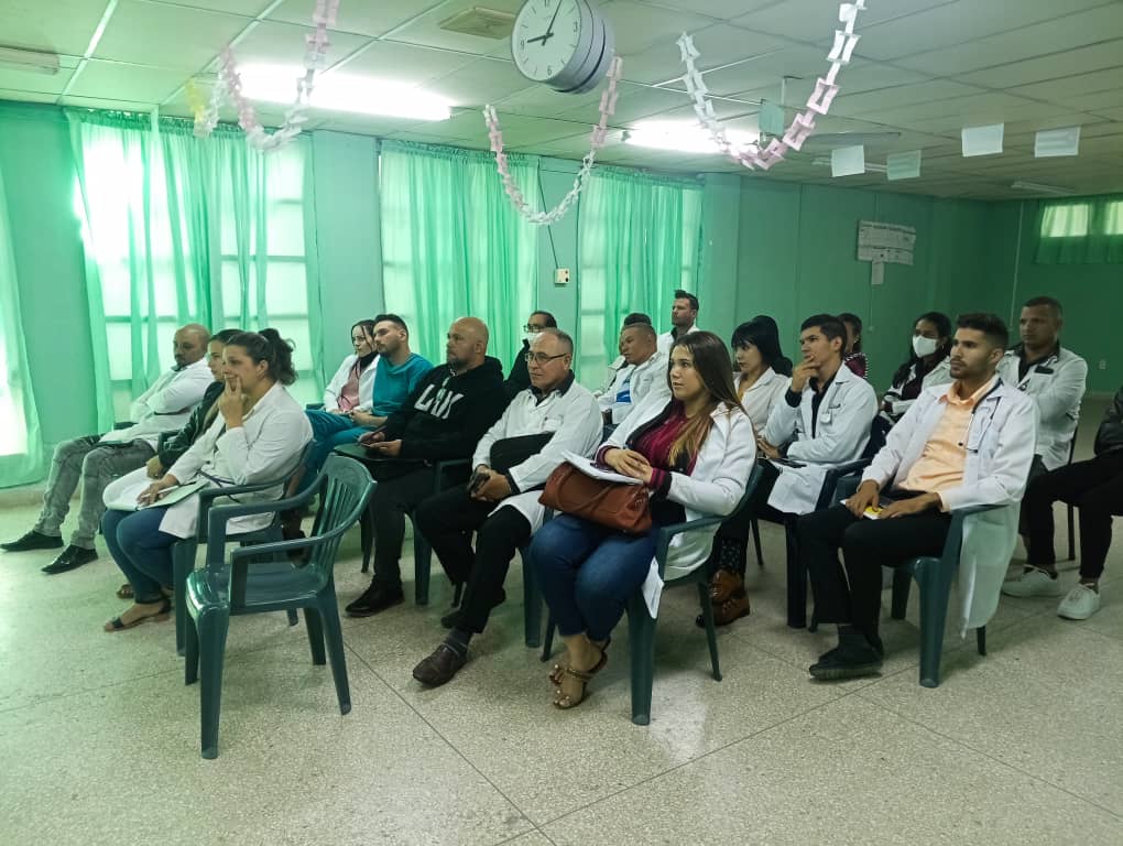 🫀Por estos días se desarrolla en el #HospitalGuevara un Diplomado de Cardiología. Esta acción de preparación es impartida por el Dr. Maikel Santos Medina #CubaVencerá #CubaPorLaVida <a href="/MINSAPCuba/">Ministerio de Salud Pública de Cuba</a> <a href="/LorenzoOsbel/">Osbel Lorenzo</a> <a href="/YoelDeCuba2/">Yoel De Cuba</a> <a href="/DtorDgsTunas/">Director General de Salud Las Tunas</a> <a href="/ORSerranoB/">Orlando Rafael Serrano-Barrera</a> <a href="/centro16519/">Urgencia Guevara Centro</a> <a href="/GastroGuevara/">Guevara Servicio Gastro</a>