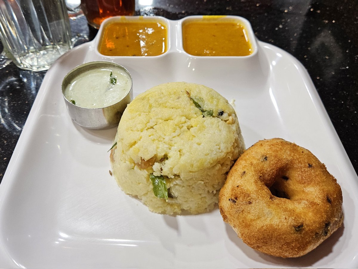 ilamaranr's tweet image. Ven Pongal with Coconut Chutney, Sambar &amp;amp; Vadai is one of the best combos to start the day. 😋👍🏼

#venpongal #coconutchutney #chutney #sambar #vadai #methuvadai #uluthavadai #indianbreakfast #breakfast #southindianfood #foodie #foodlover #brickfields #kualalumpur #kl #malaysia
