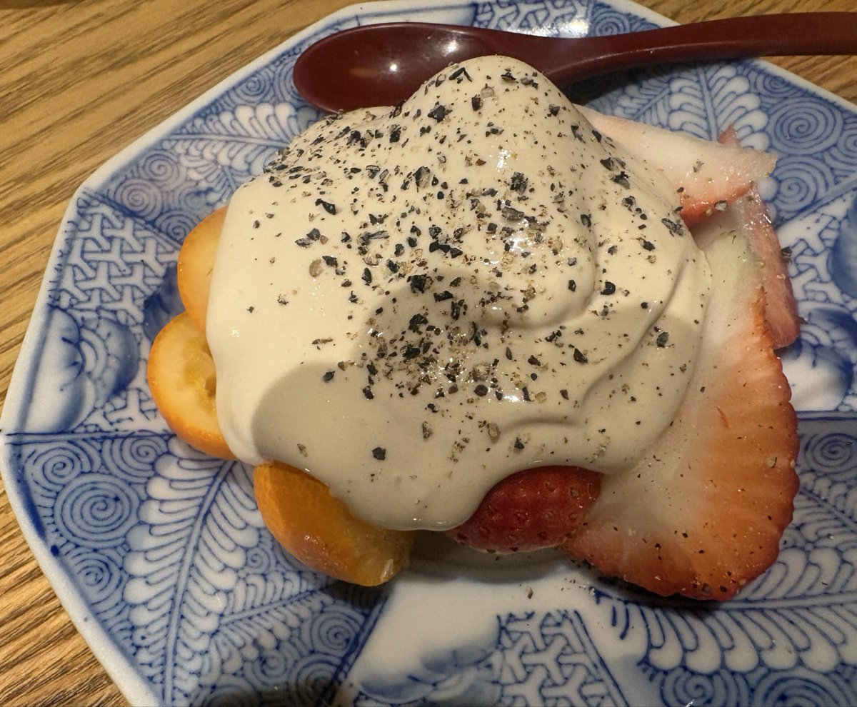 tsukiga's tweet photo. 和呑旬 通木
和哉の仙台GIGSライブ後呑み
感動したので久々の呑み記録
いちごとキンカンの白和、仙台セリと春菊のサラダ、アジフライ、アボカドたらこ和え
白和はデザート、アジフライ柔らか、サラダは取り分けて提供してくれました
日本酒は亀岡と黄金澤
次回は早めにきて堪能するぞ https://t.co/3QvCvFJpI2