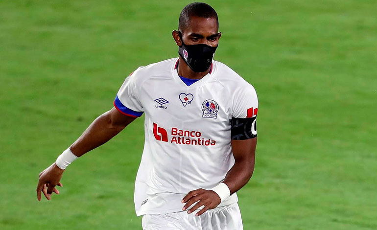 C4RL0S_4DR14N's tweet photo. No mamen, el wey del Olimpia que jugaba con cubrebocas en la pandemia sigue ahí jajajaja https://t.co/nWCcMrOmTa