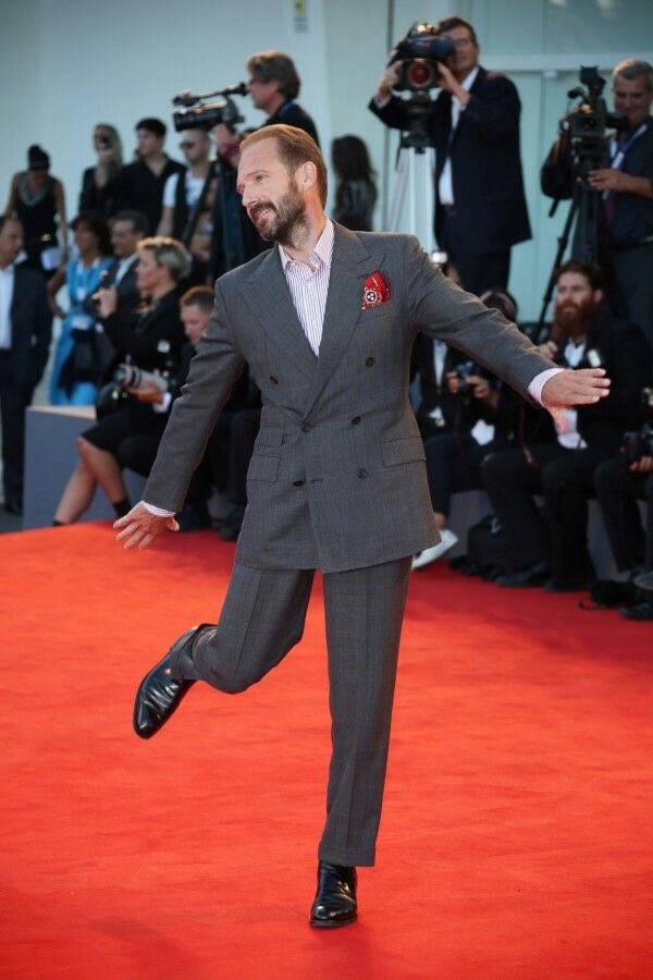 Mads4649's tweet image. レッドカーペットに舞い降りた妖精と化するレイフ・ファインズ