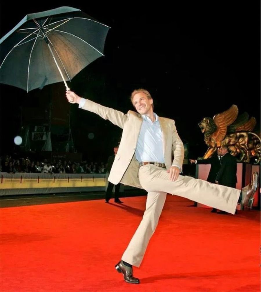 Mads4649's tweet image. レッドカーペットに舞い降りた妖精と化するレイフ・ファインズ