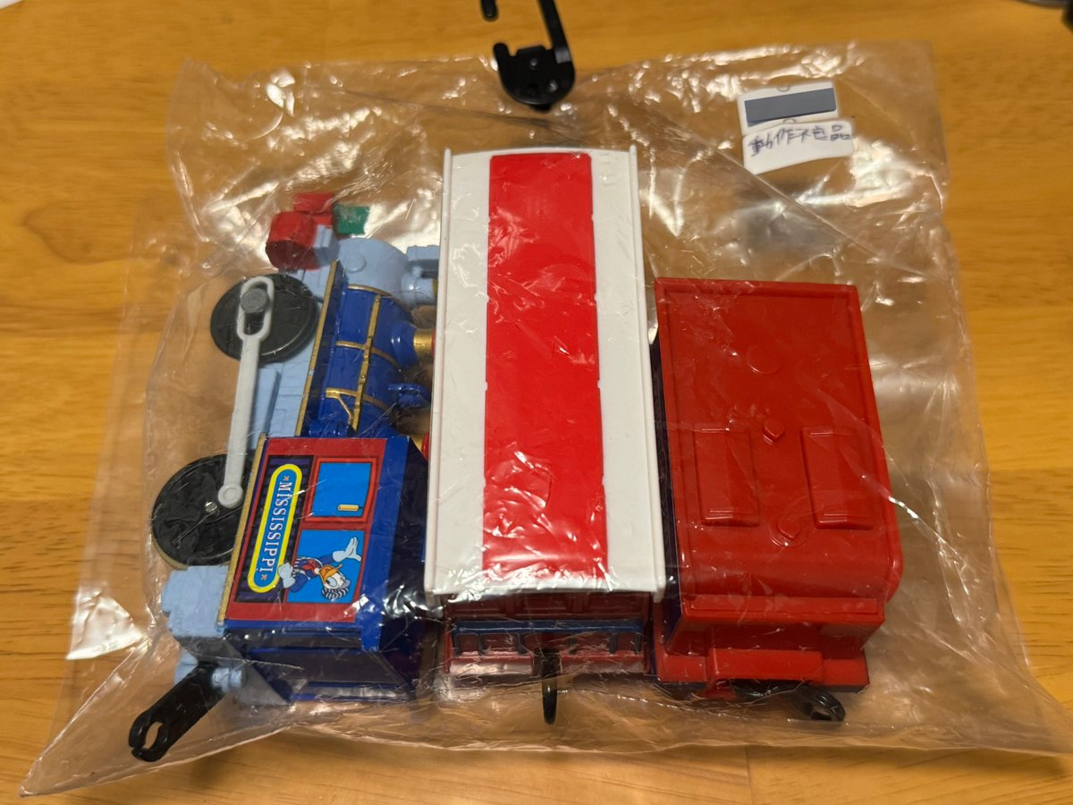 その後 開封して電池を入れてみるも、もちろんピクリとも動かず。(動画