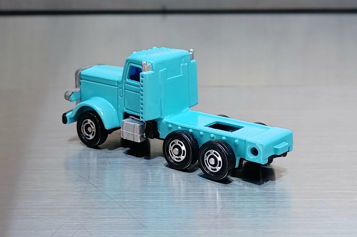 完成ィィィィィィ❗❗❗❗
～UBEトレーラー　ケンワースヘッド～

トミカのUBEトレーラーのヘッドを、wellyのダンプカーを改装したヘッドに置き換えて見ました！✨
ヘッドの色合わせが難しかったですが、いい感じに仕上がって大満足
#ミニカー #トミカ #トミカ改造