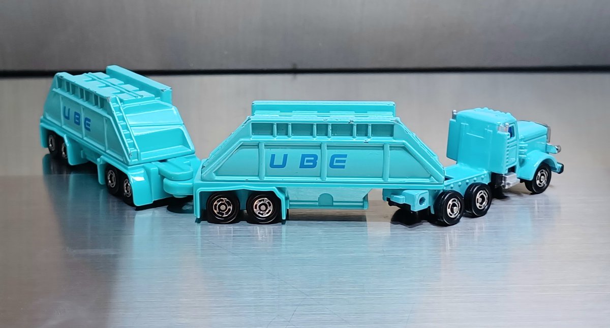 A0LTGwor7GZZosG's tweet photo. 完成ィィィィィィ❗❗❗❗
～UBEトレーラー　ケンワースヘッド～

トミカのUBEトレーラーのヘッドを、wellyのダンプカーを改装したヘッドに置き換えて見ました！✨
ヘッドの色合わせが難しかったですが、いい感じに仕上がって大満足
#ミニカー #トミカ #トミカ改造 https://t.co/3peHXJmqcu
