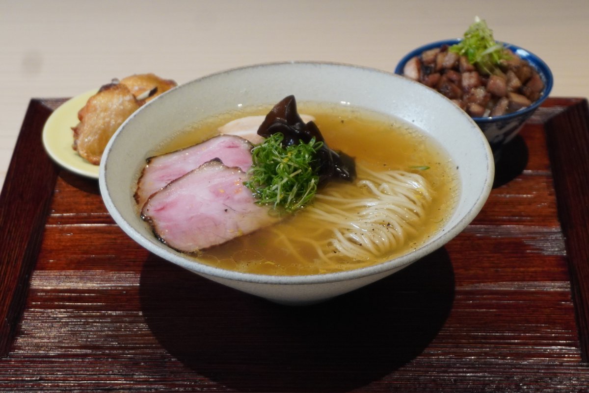 mainichi_shogi's tweet photo. 王将戦第３局２日目は昼食休憩に入りました。永瀬拓矢九段リードで最終盤を迎えそうです。
藤井聡太王将＝MugiとButaヌードルス中華そば白（自家製麺　チャーシュー丼　手羽唐揚げ）
永瀬拓矢九段＝MugiとButaヌードルス中華そば白（自家製麺　チャーシュー丼　手羽唐揚げ）＋ショートケーキ https://t.co/fI6SBNNu6N
