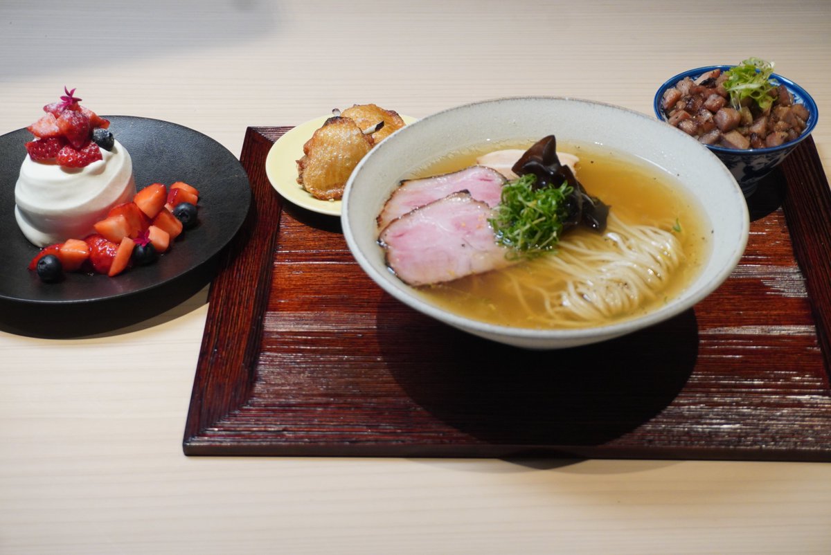 mainichi_shogi's tweet photo. 王将戦第３局２日目は昼食休憩に入りました。永瀬拓矢九段リードで最終盤を迎えそうです。
藤井聡太王将＝MugiとButaヌードルス中華そば白（自家製麺　チャーシュー丼　手羽唐揚げ）
永瀬拓矢九段＝MugiとButaヌードルス中華そば白（自家製麺　チャーシュー丼　手羽唐揚げ）＋ショートケーキ https://t.co/fI6SBNNu6N