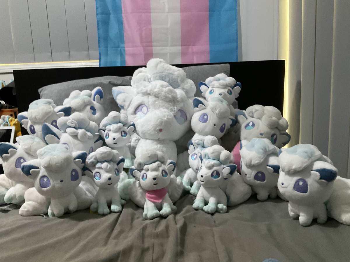 BlairDaCreature's tweet photo. i'm a big fan of alolan vulpix
(i havuh issues) https://t.co/OQiEOqi9al