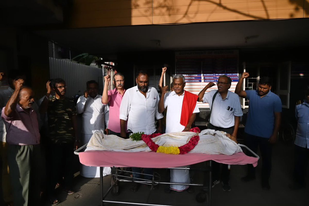 Shanmugamcpim's tweet photo. கல்வியாளர் எஸ். எஸ். ராஜகோபாலன் உடலுக்கு #CPIM சார்பில் நானும் மத்தியச் சென்னை மாவட்டச் செயலாளர் ஜி. செல்வா ஆகியோர் மாலை அணிவித்து மரியாதை செலுத்தினோம். https://t.co/mSxbOjHohC